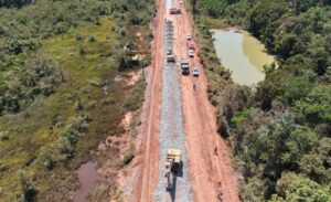 Obra rodoviária em execução para artigo sobre administração contratual